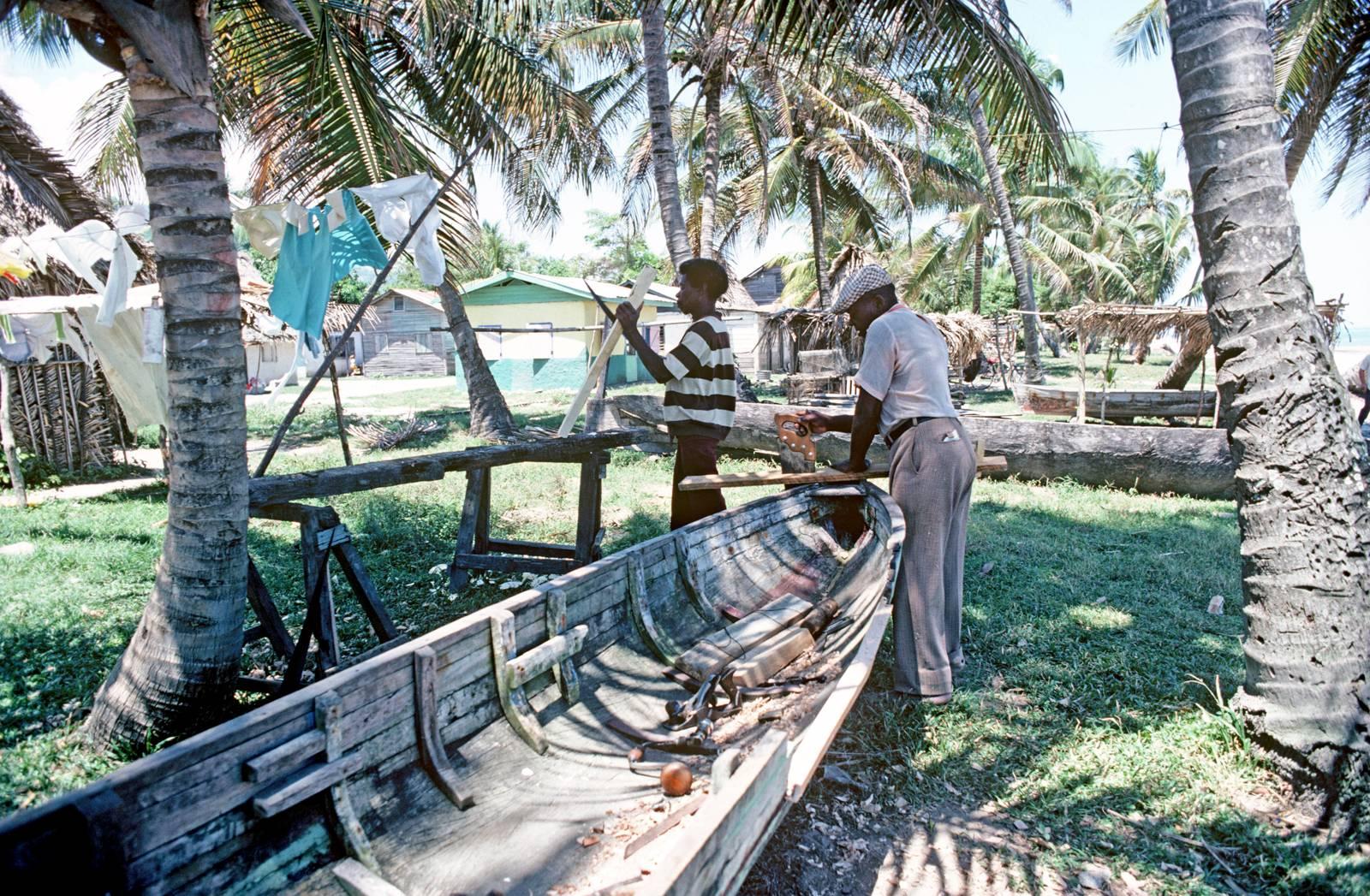 Color Photograph Alain Le Garsmeur - Building de bateaux de la côte de Mosquito