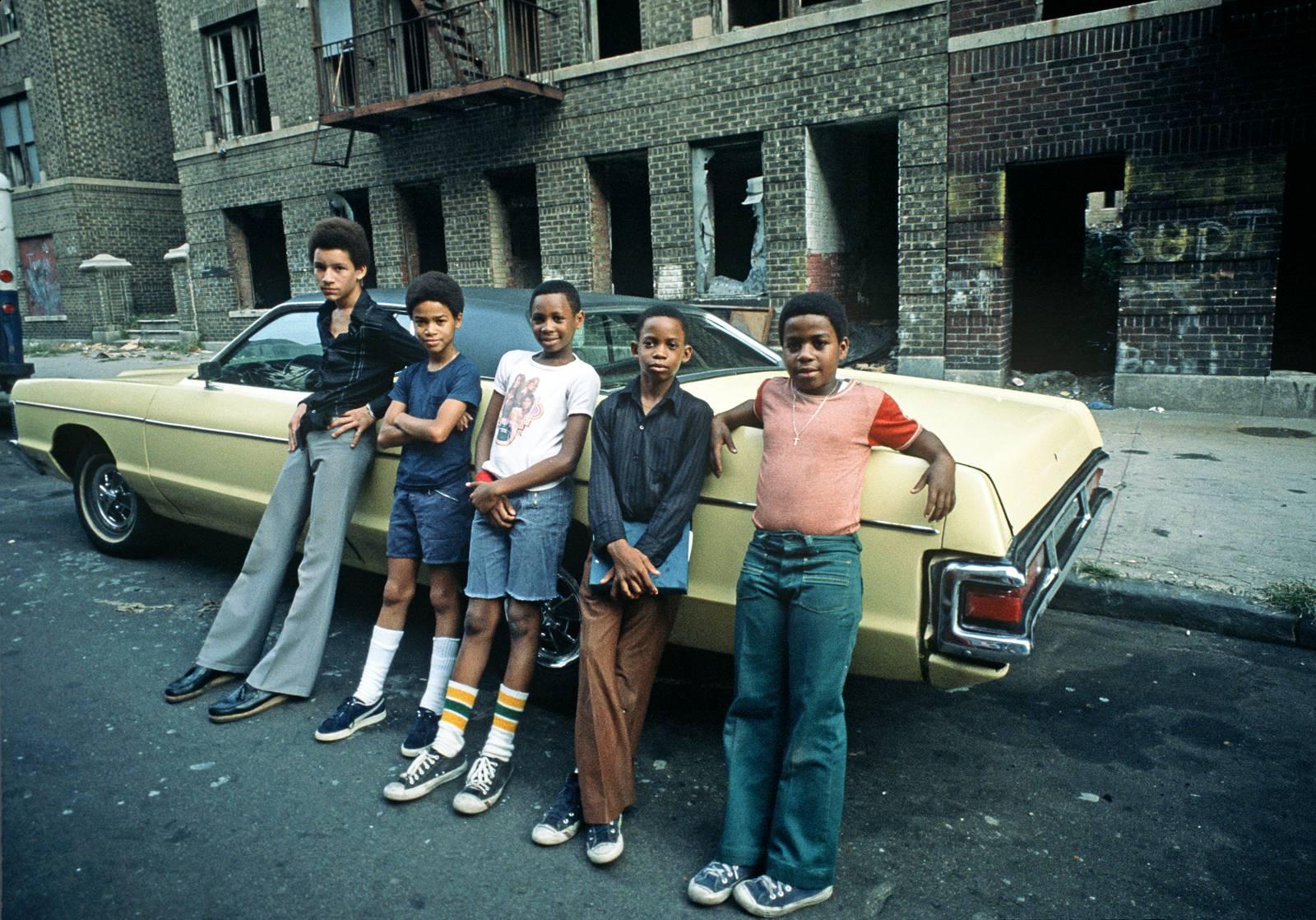 Alain Le Garsmeur Landscape Photograph – Bronx Teenagers