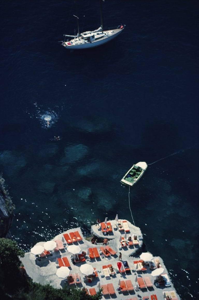 hotel Il San Pietro" von Slim Aarons

Gäste im Hotel Il San Pietro in Positano, Italien, August 1979. 

Nach seinen Worten fotografierte er "schöne Menschen an schönen Orten, die schöne Dinge tun".

Eine exquisite LIMITED Edition Slim Aarons Estate