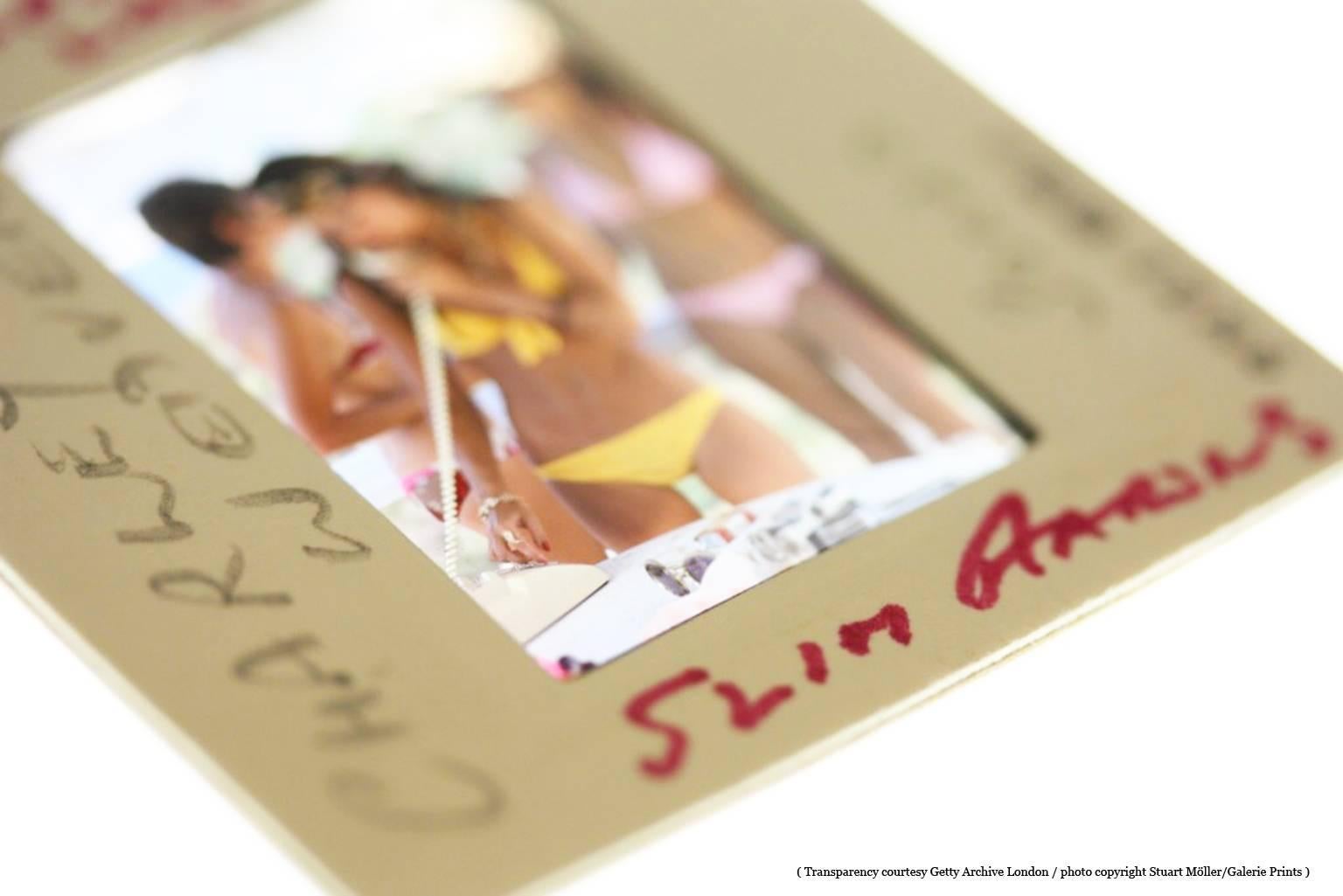 „Sunbathing On Capri“ Slim Aarons Nachlassdruck im Angebot 2