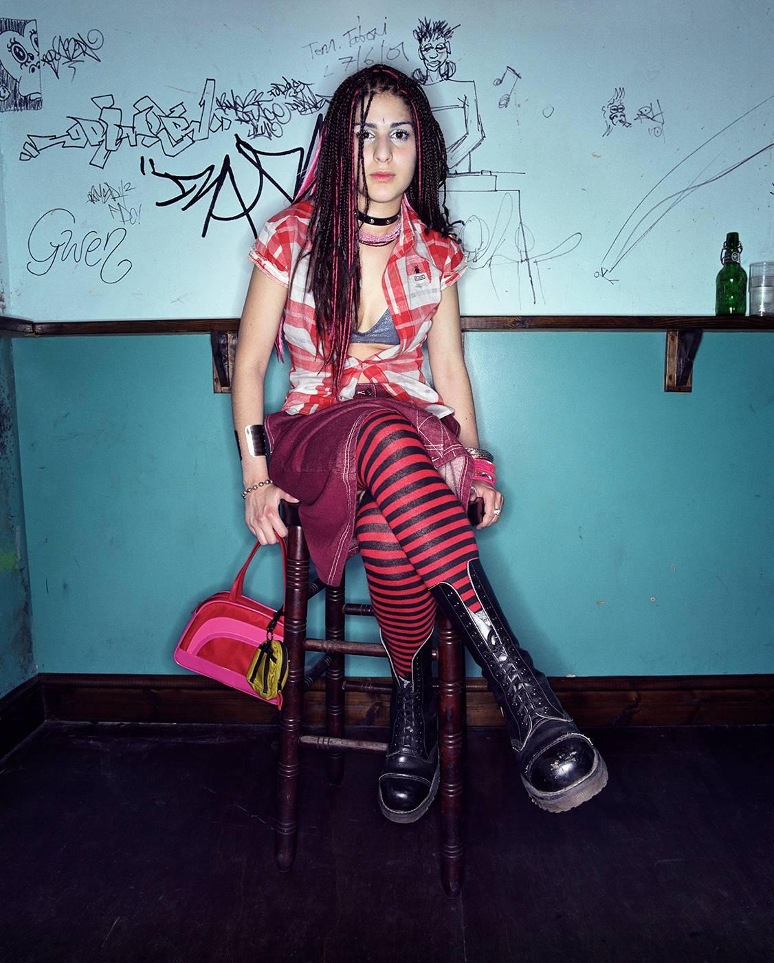 Jamie Beeden Portrait Photograph – C-Typ „Teenage Kicks“ C-Typ Limitierte Auflage in Übergröße
