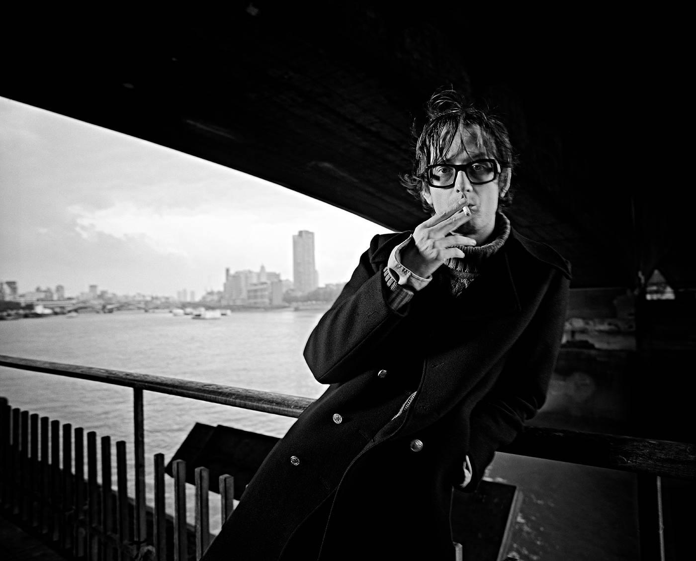 Jamie Beeden Black and White Photograph – „Jarvis Cocker Of Pulp In London“ (Oversize- Limitierte Auflage)