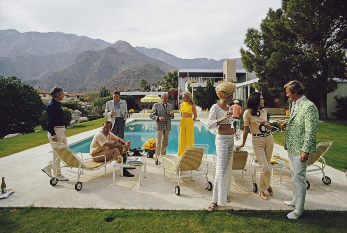 Slim Aarons Estate Limited Edition C-Druck HUGE 72 x 48" Zoll / 183 x 122 cm ungerahmt. 

' Poolside Party ' 

Eine Poolside-Party in einem Wüstenhaus:: entworfen von Richard Neutra für Edgar J. Kaufmann:: in Palm Springs:: Januar 1970. In der