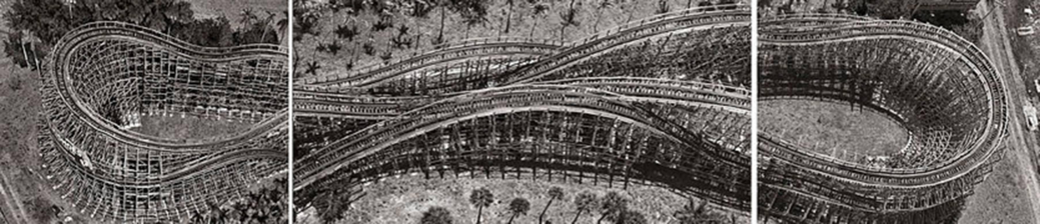 Achterbahn.  Luftbildfotografie Triptychon Schwarz-Weiß-Fotografie   (Grau), Landscape Photograph, von Jill Peters