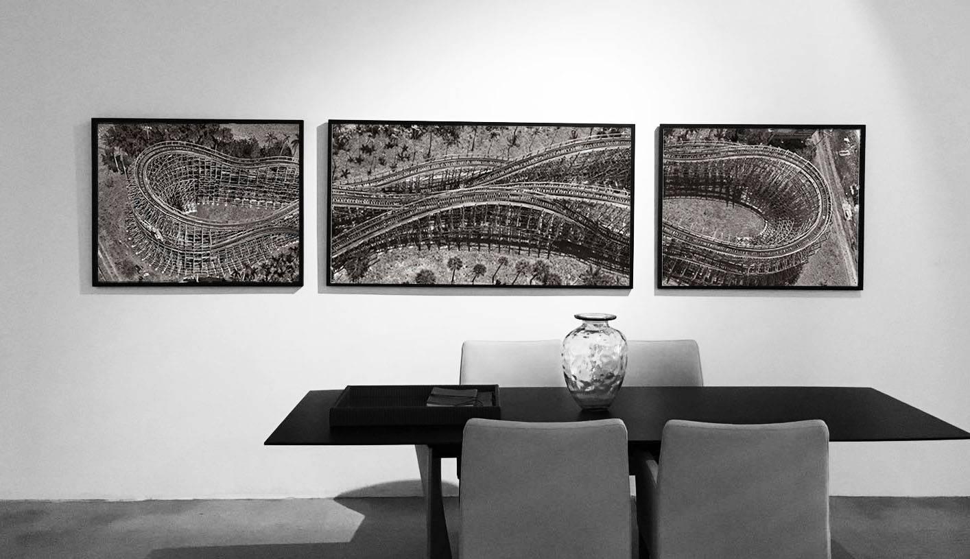 Achterbahn.  Luftbildfotografie Triptychon Schwarz-Weiß-Fotografie   (Zeitgenössisch), Photograph, von Jill Peters