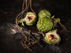 Stillleben mit Artischocken mit Fäden. Aus der Serie „Bodegones“