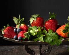 Stillleben mit Erdbeeren und Heidelbeeren. Aus der Serie „Bodegones“
