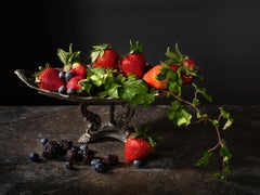 Stillleben mit Erdbeeren und Heidelbeeren. Aus der Serie „Bodegones“