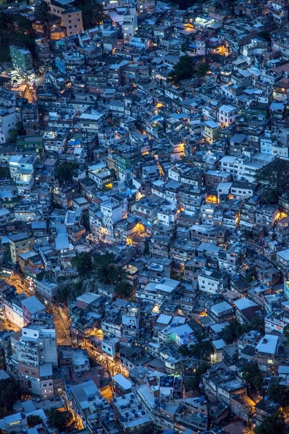 Guilherme Licurgo Color Photograph – Oceano - Favelas. Rio De Janeiro, Rio. Brasilien. 