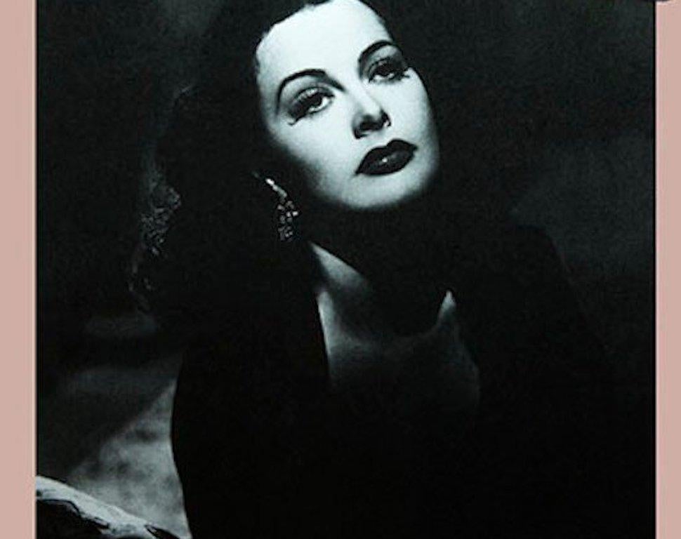 Hedy Lamarr, Porträt. Die Castelloland-Serie. Digitale Collage-Farbfotografie (Beige), Color Photograph, von Paloma Castello