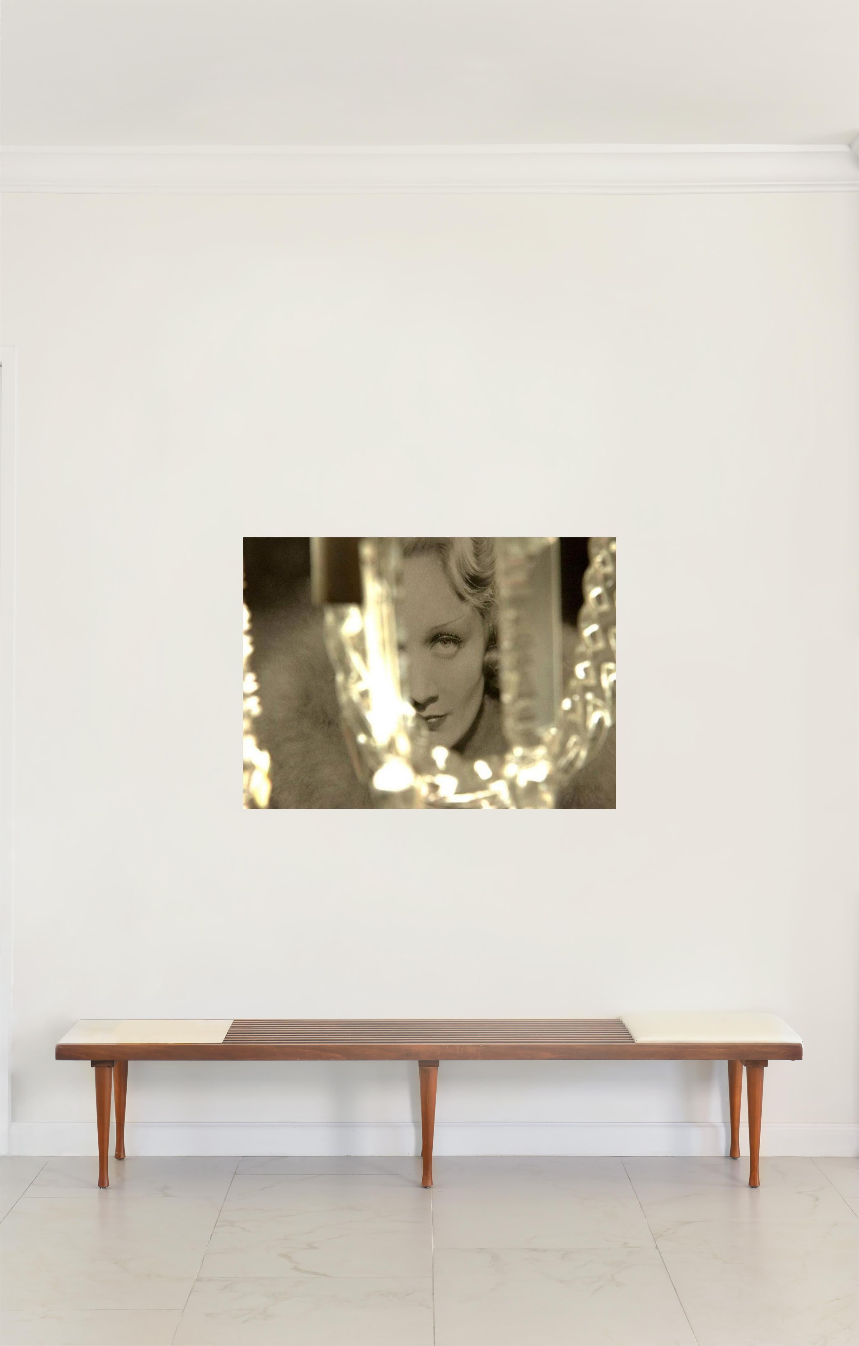 Marlene Dietrich, Die Castelloland-Serie. Digitale Collage-Farbfotografie – Photograph von Paloma Castello