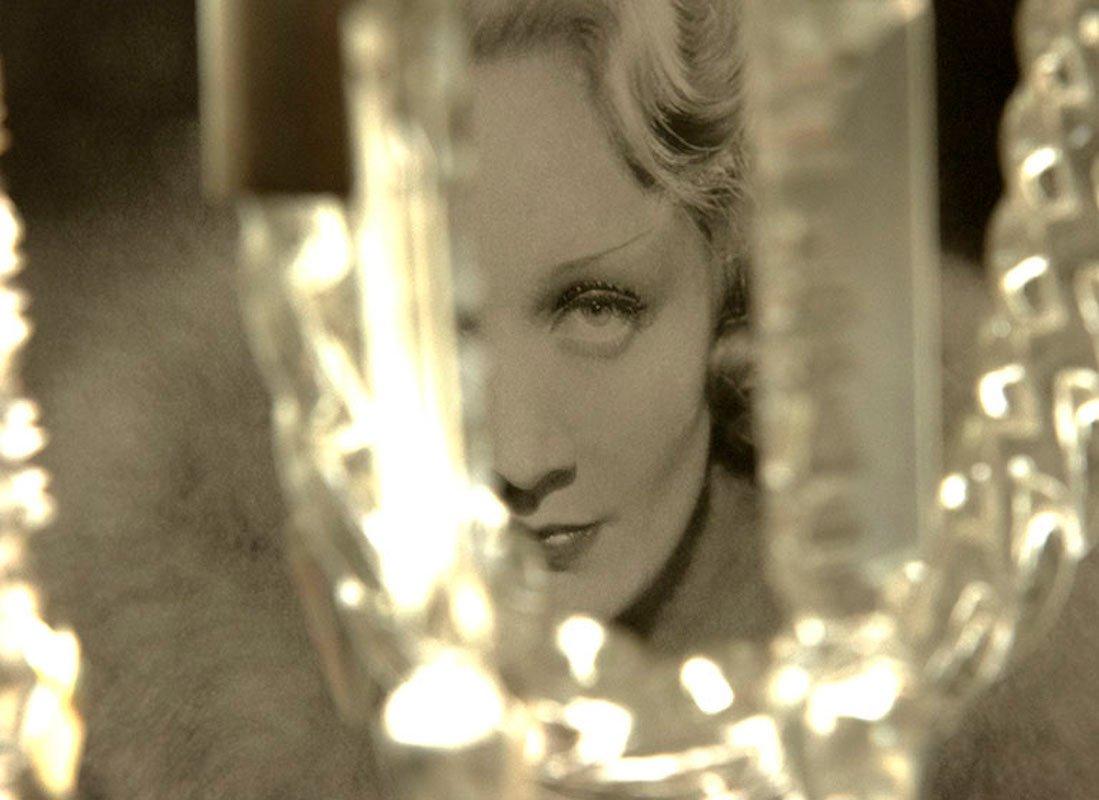 Paloma Castello Color Photograph – Marlene Dietrich, Die Castelloland-Serie. Digitale Collage-Farbfotografie