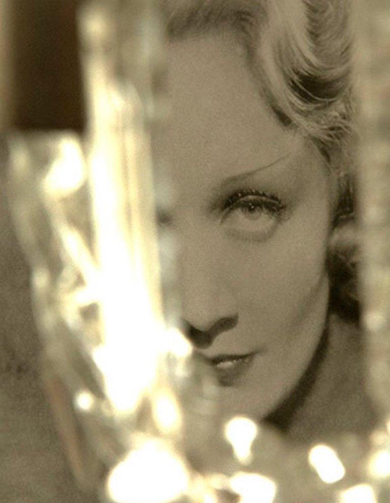 Marlene Dietrich, Die Castelloland-Serie. Digitale Collage-Farbfotografie (Beige), Color Photograph, von Paloma Castello