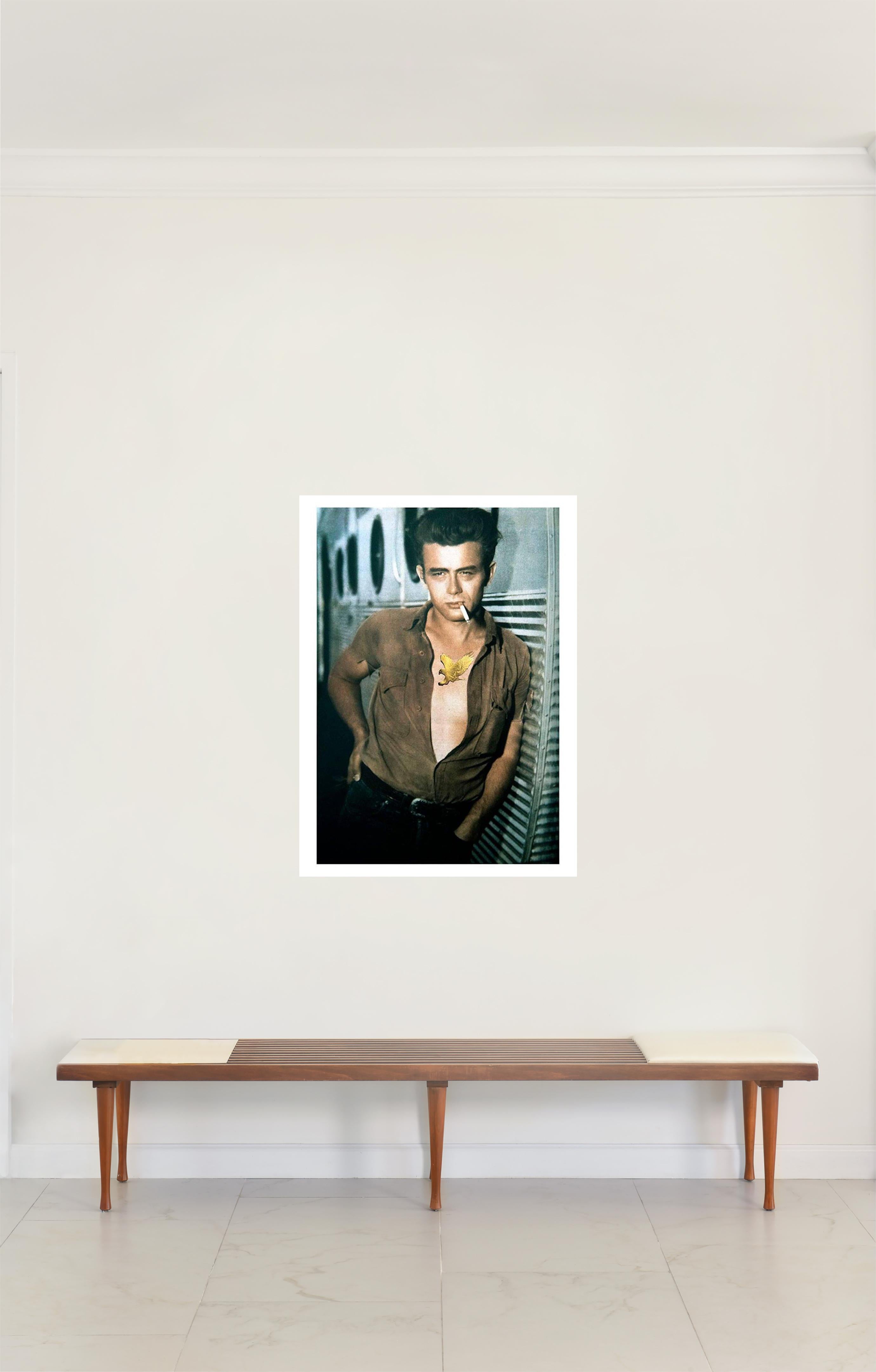 James Dean, The Castelloland-Serie. Digitale Collage. Farbfotografie – Photograph von Paloma Castello