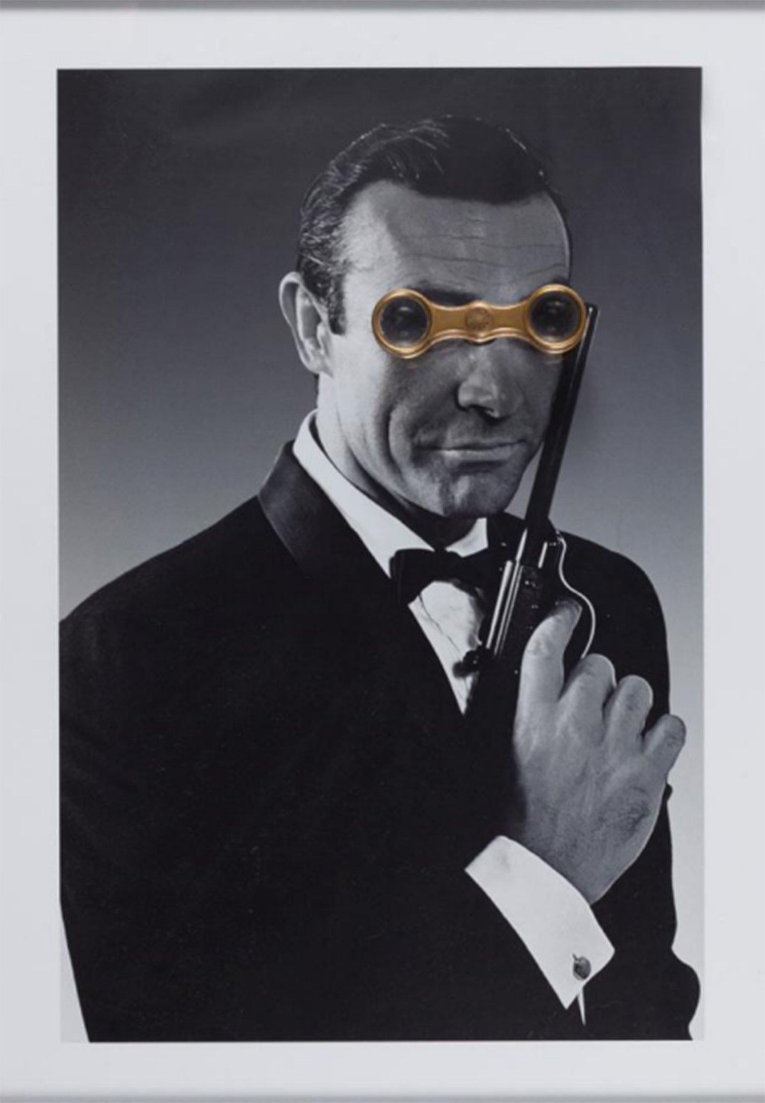  James Bond, Castelloland, einzigartiger handgeschnitzter Rahmen, B & W-Fotografie (Zeitgenössisch), Photograph, von Paloma Castello