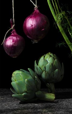 Cebollas con alcachofas. Da The Bodegones serie di fotografie a colori di nature morte