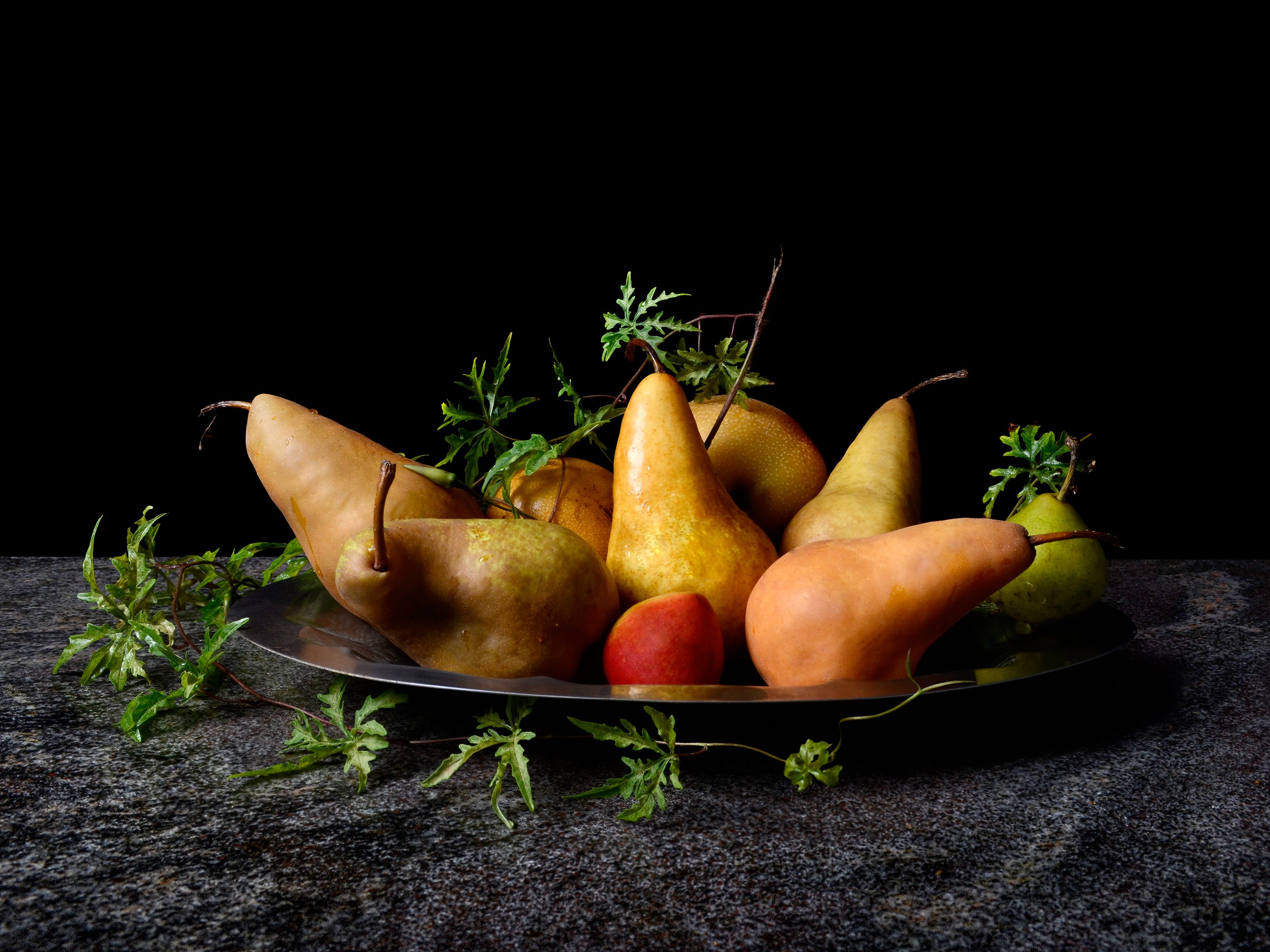 Dora Franco Color Photograph – Peras con bandeja I. Aus der Farbfotografieserie der Bodegones-Stillleben-Zeit