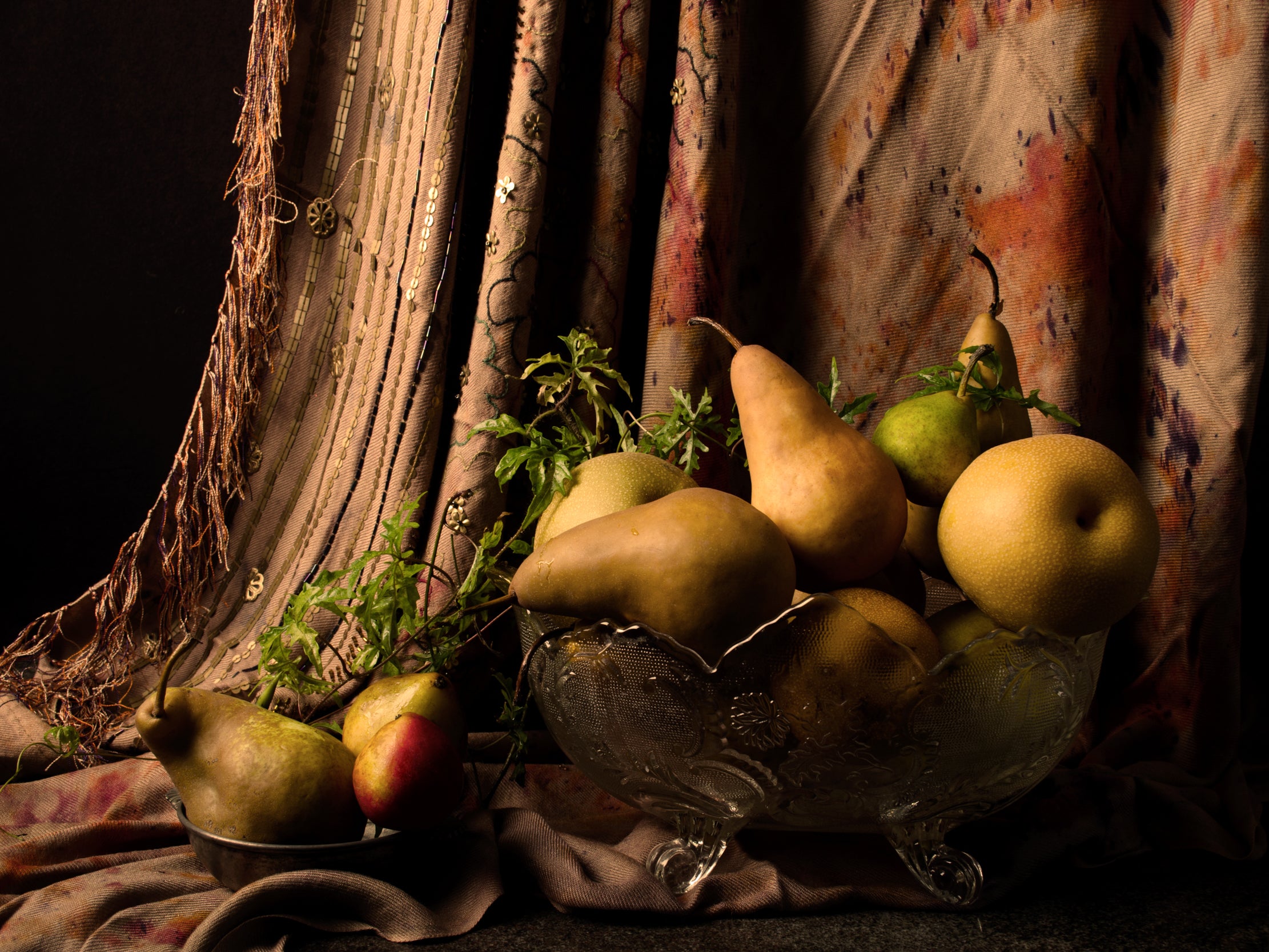 Still-Life Photograph Dora Franco - Perles avec cortina marroquí. Nature morte de The Bodegones  série de photographies