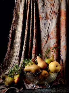 Peras con cortina marroquí II. De The Bodegones nature morte série de photos en couleur