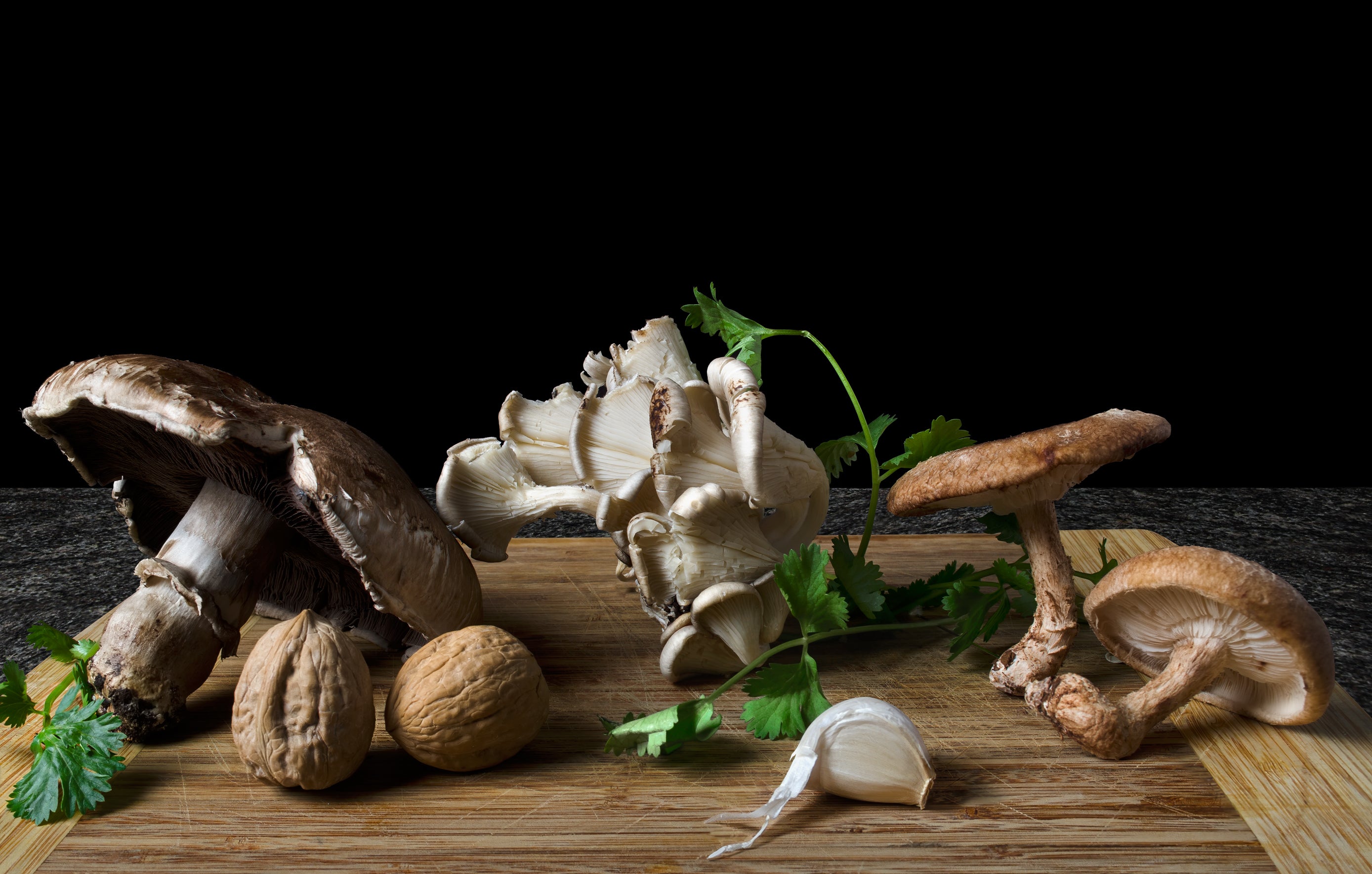 Hongos con Ajo. Da The Bodegones fotografia di still life a colori serie