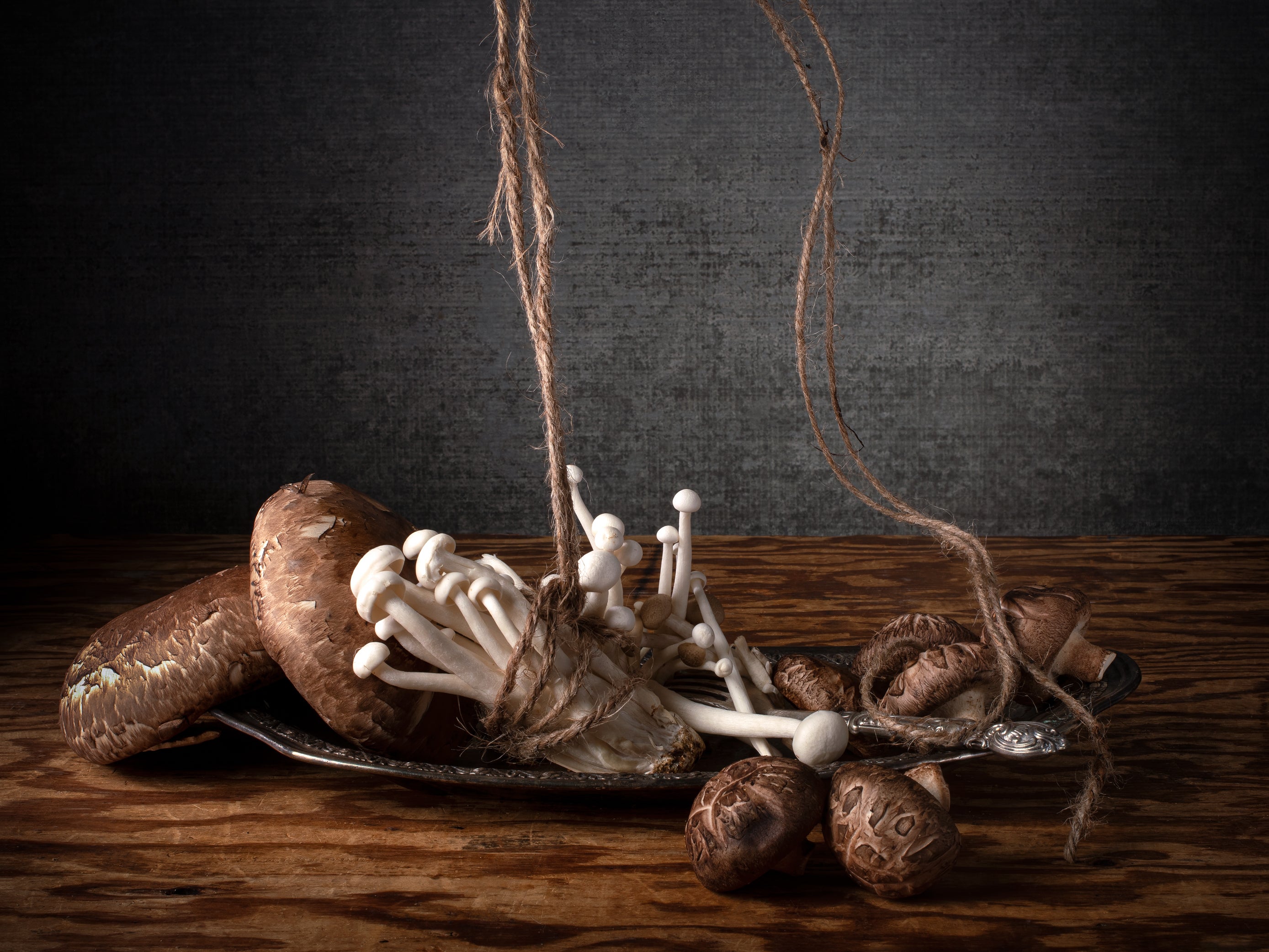 Still-Life Photograph de Dora Franco - Hongos y bandeja. De la fotografía en color de bodegones  serie