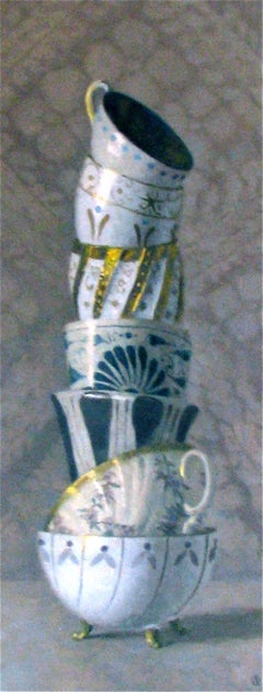 "Elegante bodegón de siete copas apiladas blancas, azules y doradas"
