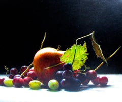 « Nature morte de l'étang avec pomme » - Dramatique pomme et raisins sur noir avec lumière