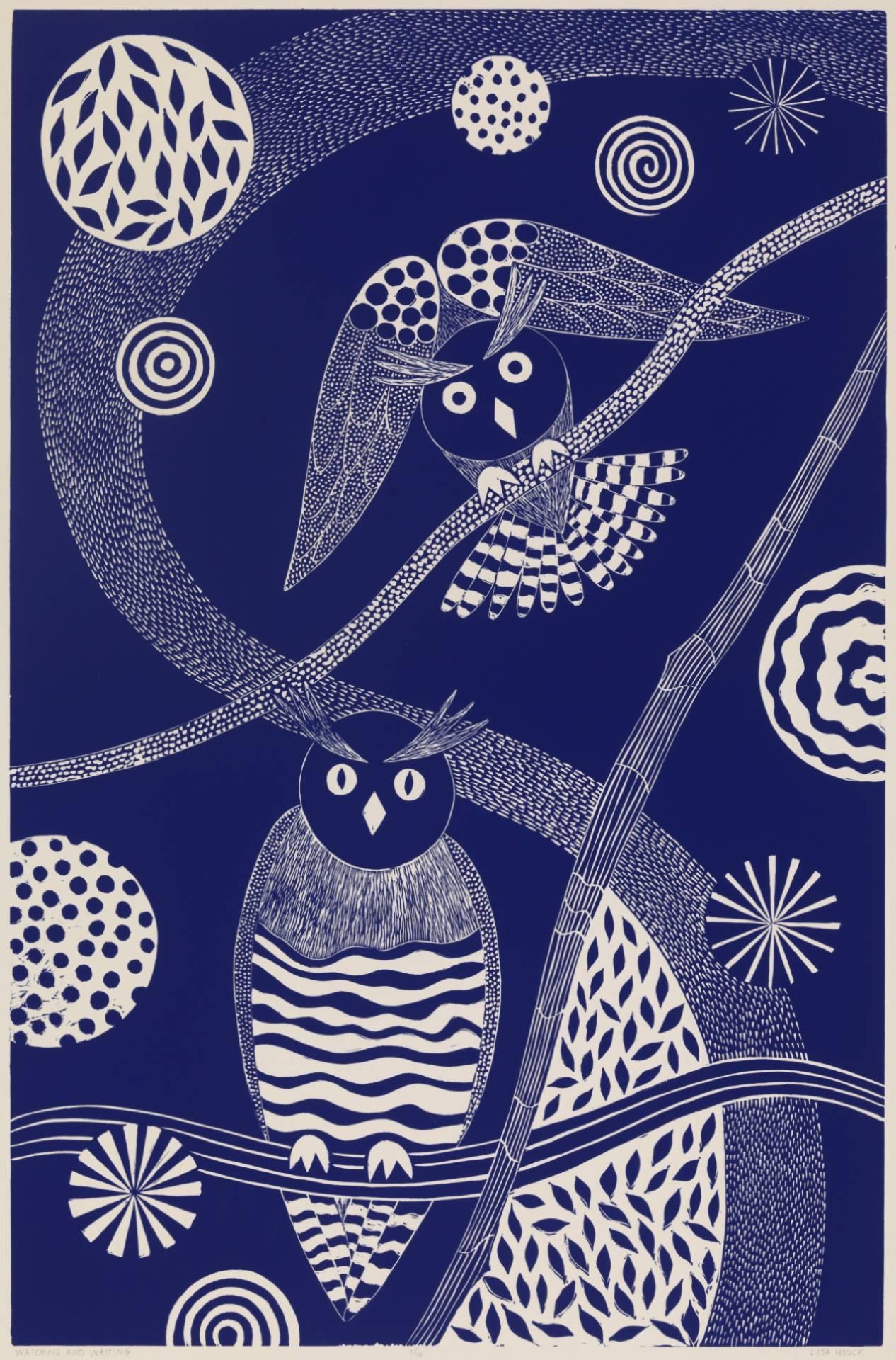 Lisa Houck Animal Print – „Watching and Waiting“, volkstümlich inspirierter blauer Linoleum-Blockdruck von Eulen
