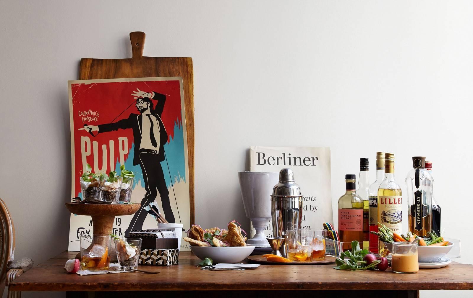 Beth Galton Still-Life Photograph – ""Tablescape - Lillet und Chicharron" Moderne Fotografie Stillleben