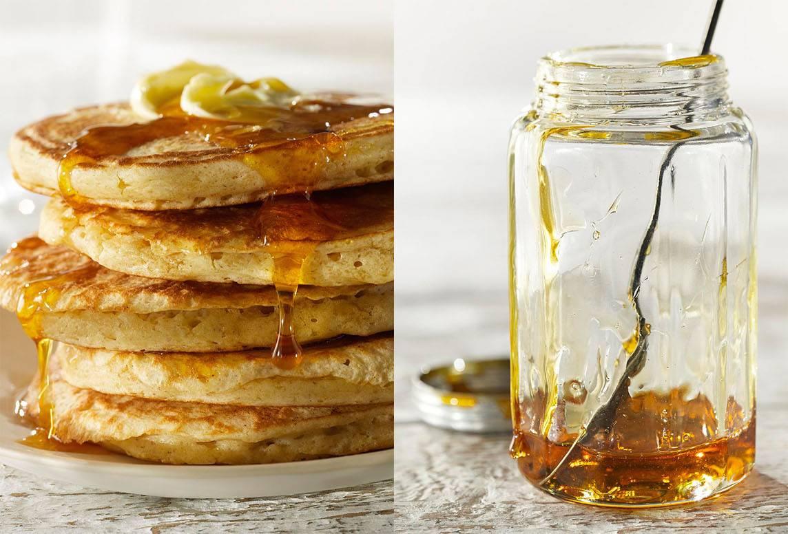Beth Galton Still-Life Photograph – „Pancakes and Syrup“ Moderne Fotografie Stillleben Food Pop Sensibilität