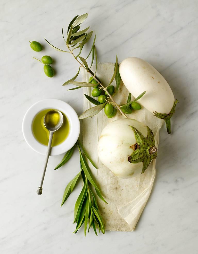 Beth Galton Still-Life Photograph – „Stillleben mit weißen Aubergine und Olivenöl“ Moderne Fotografie Stillleben Lebensmittel