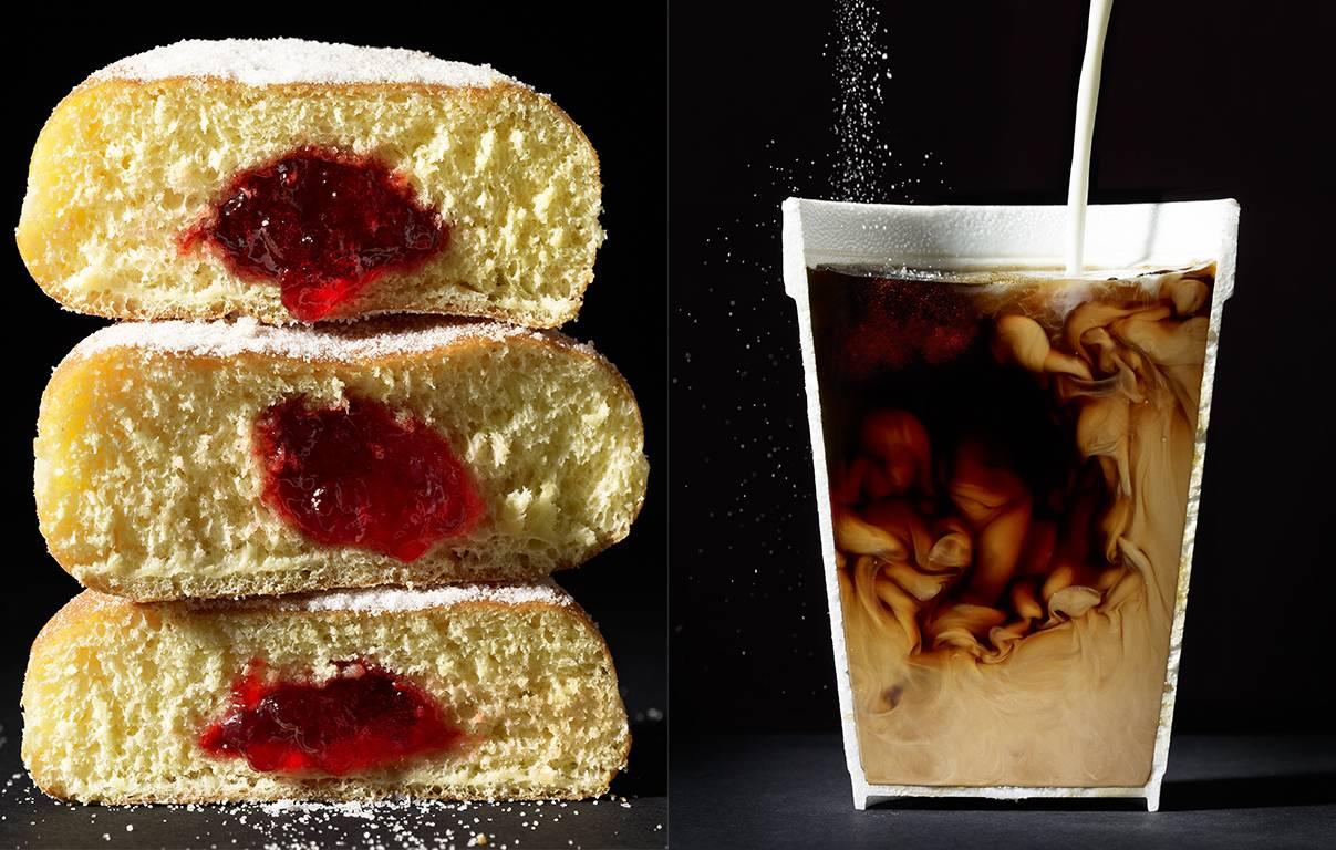 Still-Life Photograph Beth Galton - ""Aliments délavés"  -  Donuts and Coffee""" Photographie moderne - Nature morte - Nature morte pop art