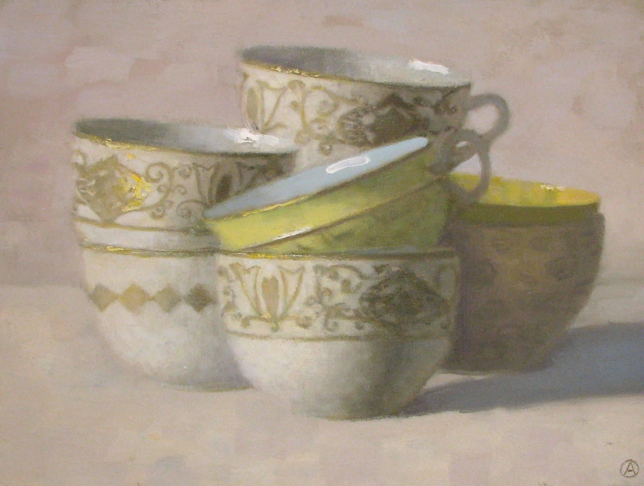 Olga Antonova Still-Life Painting – „Elegant Stillleben einer Gruppe von weißen und goldenen Tassen, eine gelbe“