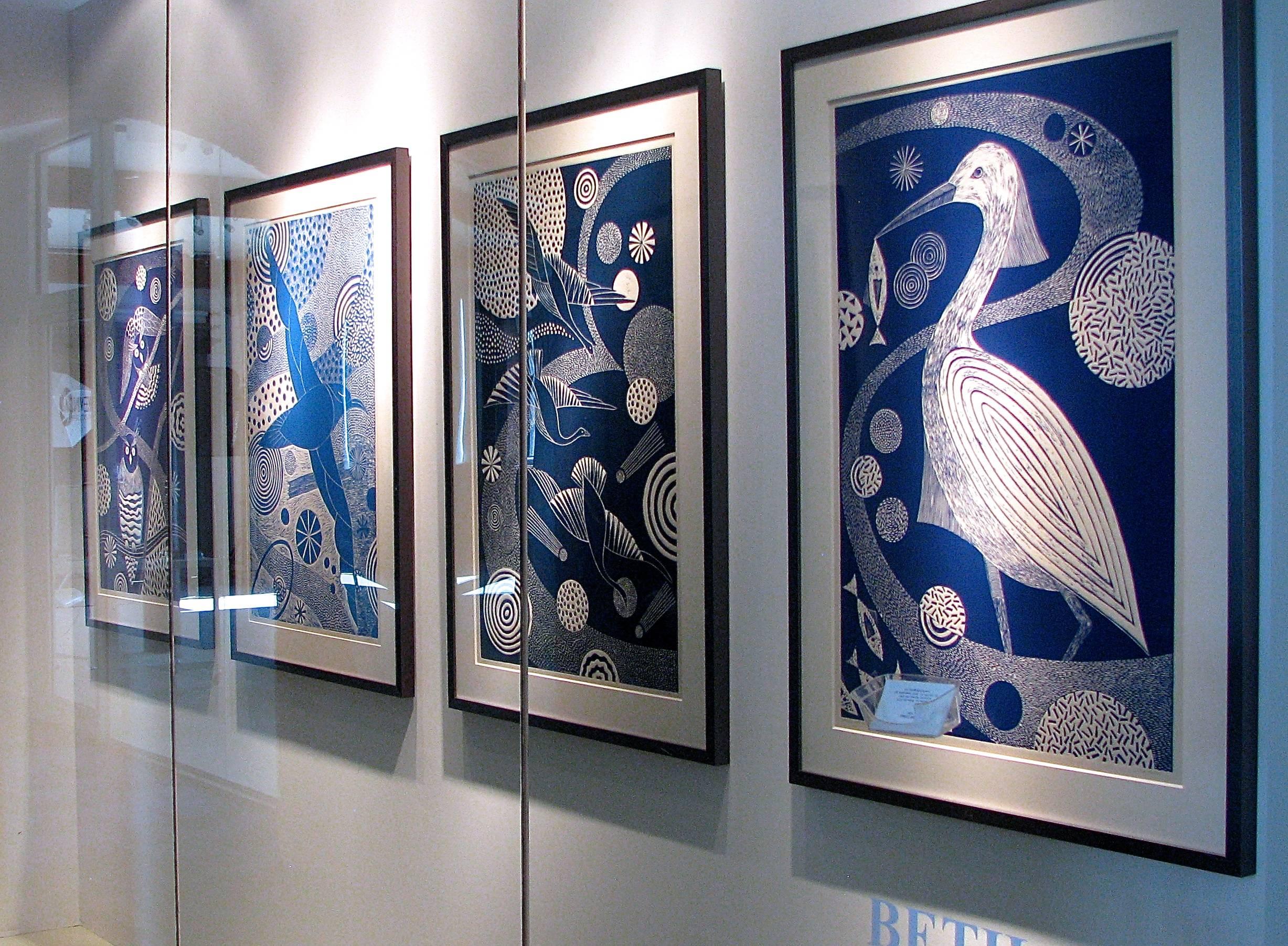 « Flying and Fishing », impression de blocs de linoléum bleu d'inspiration folklorique représentant un oiseau en vol - Contemporain Print par Lisa Houck