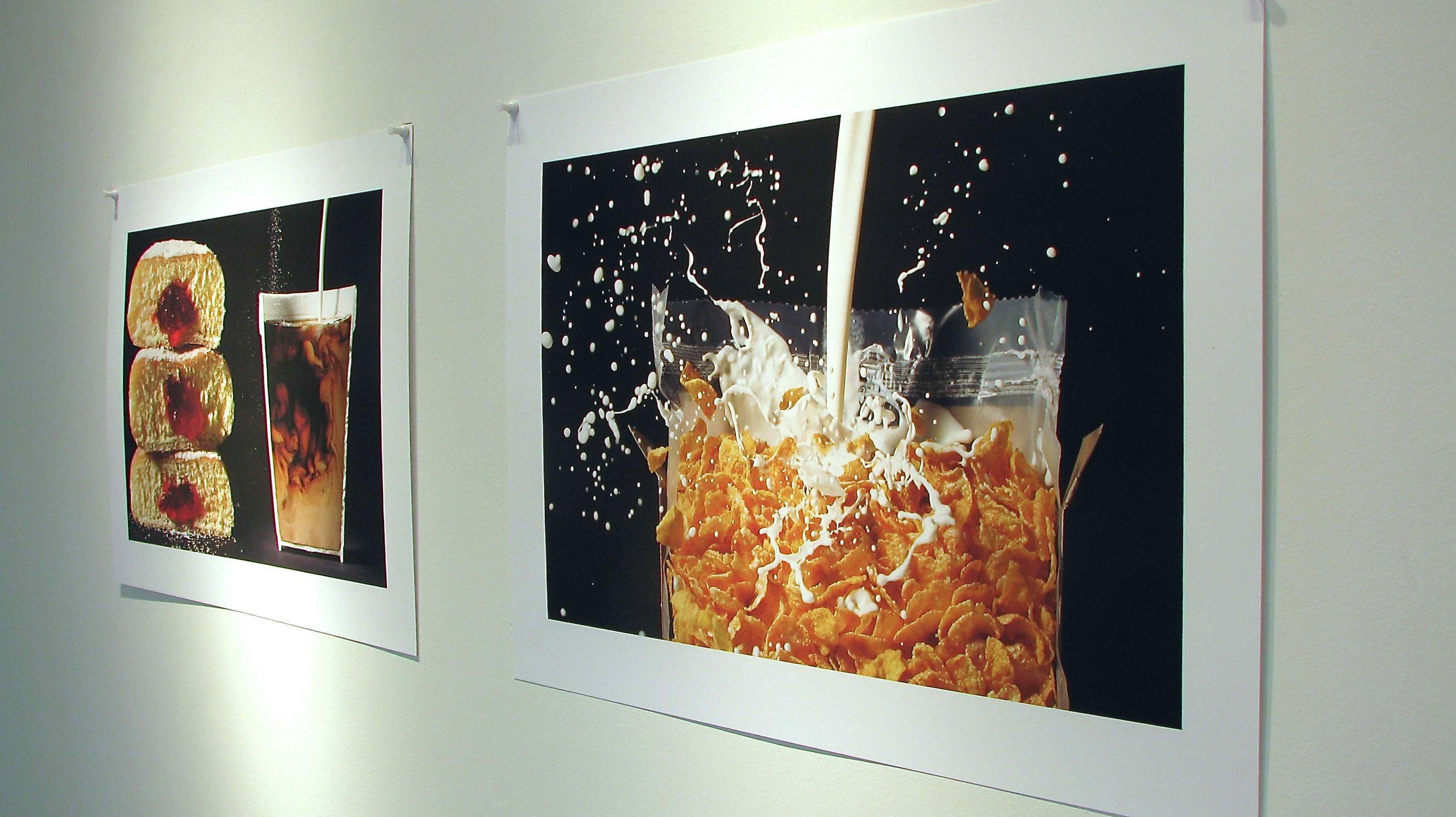 „Geschnittene Lebensmittel“  -  „Austern und Kaffee““ Moderne Fotografie, Lebensmittel, Stillleben, Pop Art – Photograph von Beth Galton