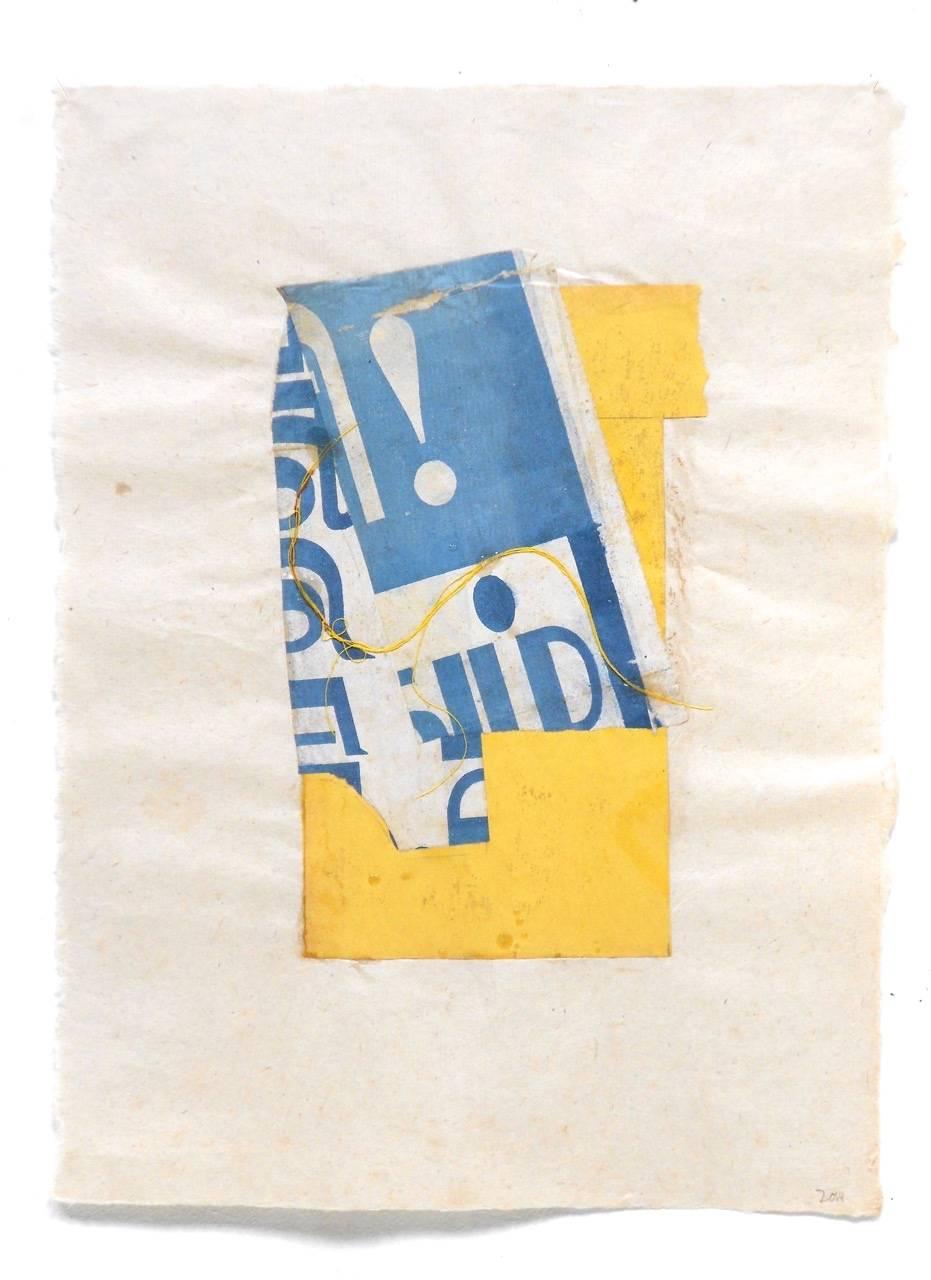 „In Indien!“ Abstrakt-expressionistisches handgefertigtes Papier mit bunter Collage in Blau und Gelb – Mixed Media Art von Jean Feinberg