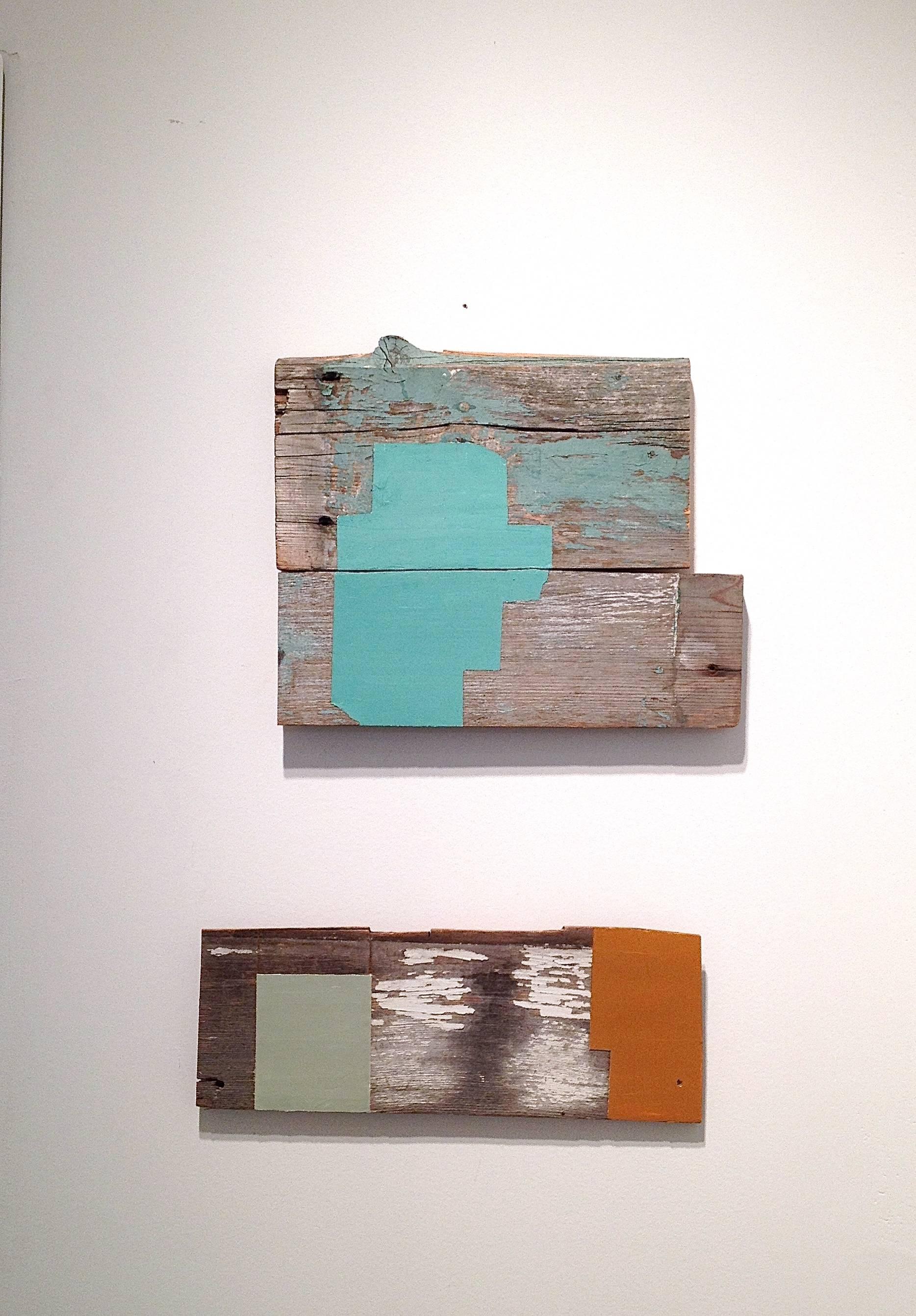Begging Blue, 2015, Öl auf gefundenem Holz, 11 x 13 Zoll.

Jean Feinberg ist eine in New York ansässige Künstlerin, deren Arbeiten auf Papier (handgeschöpftes Papier, Gouache und Collage) eng mit ihren einzigartigen Konstruktionen aus Farbe auf Holz