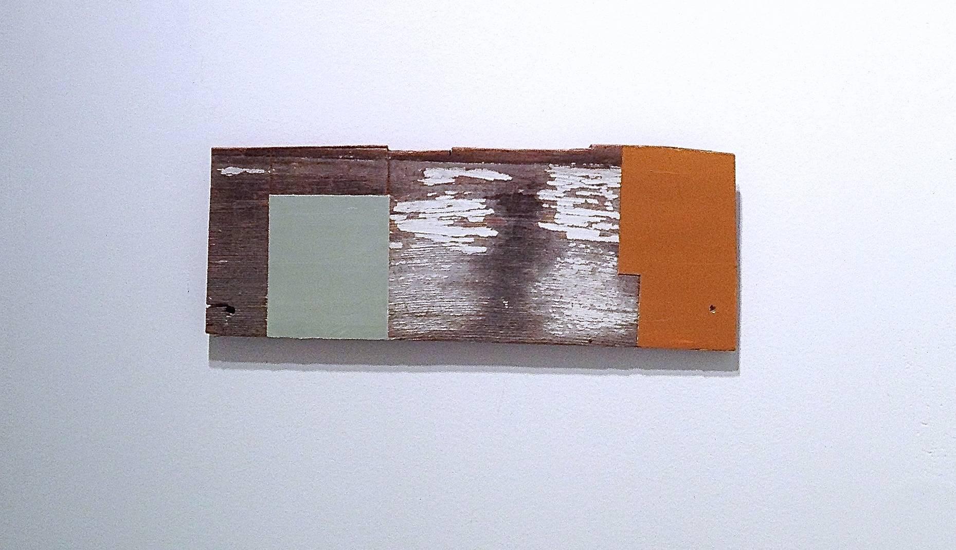 Abstraktes geometrisches Ölgemälde auf Holz in Rot und Blau, Mischtechnik, „Little Rust“  – Mixed Media Art von Jean Feinberg