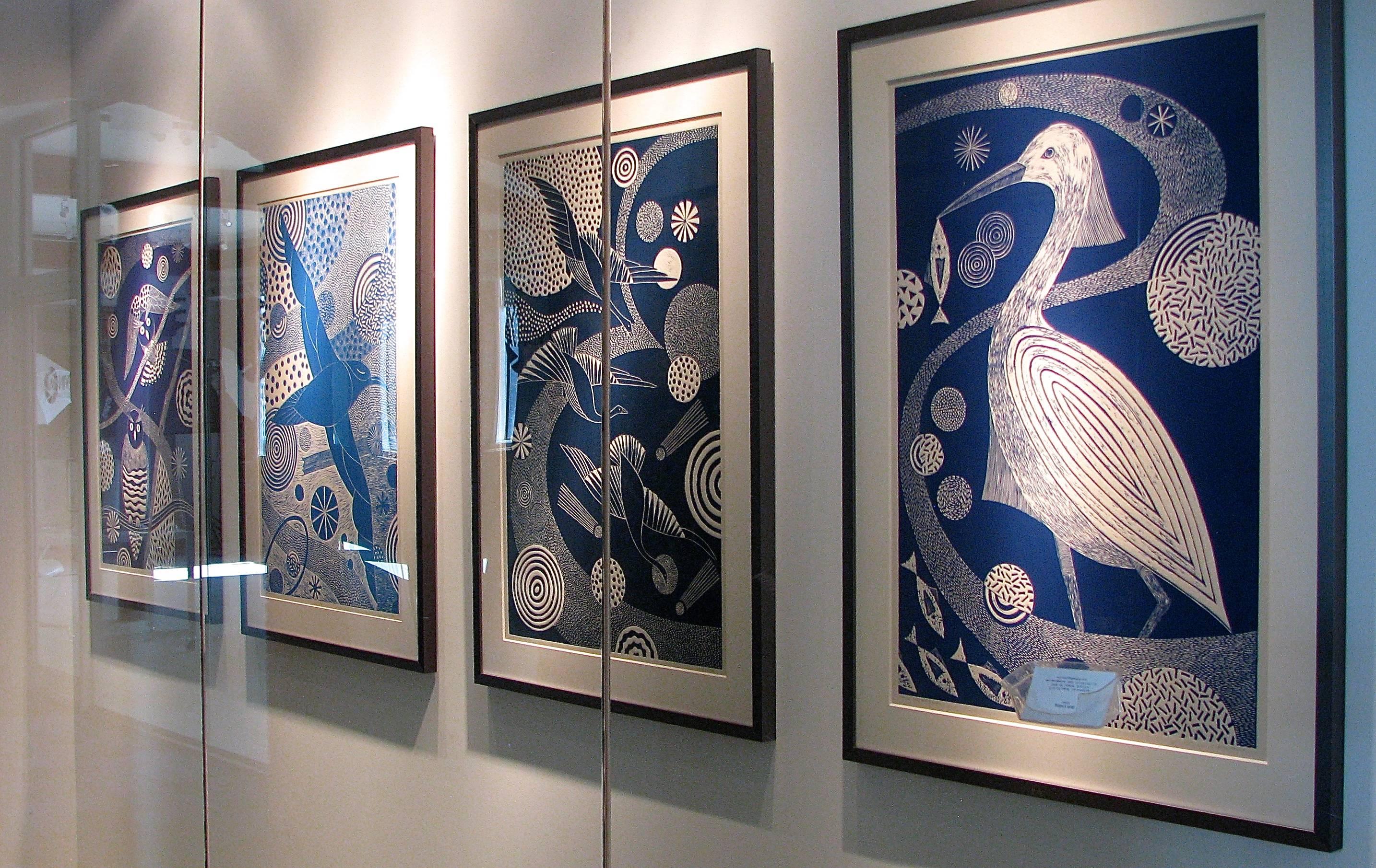 „Chittering and Chattering“, volkstümlich inspirierter blauer Linoleum-Blockdruck von Vögeln im Angebot 1