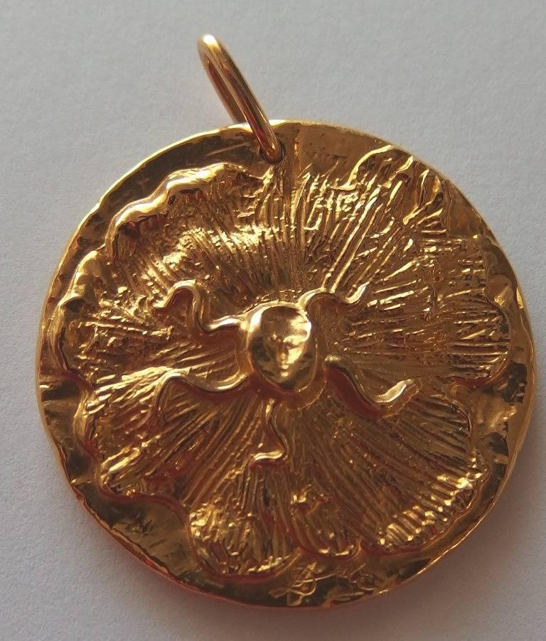 Salvador DALI
Seal of Dali : Portrait of Gala (c. 1971)

Original pendant sculpture
Made of 22k gold (gross weight : 35,40 g)
Signed
Original limited edition numbered VI / LXXV
Presented in the original case
Diameter : 3,4 cm (1,3 in)

Information: