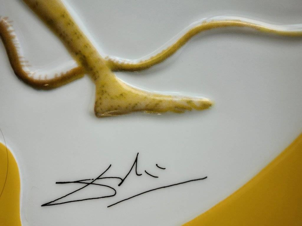 Flordali, Caballero Albaricoque - Plato de porcelana (acabado amarillo imperial) - Sculpture de (after) Salvador Dali