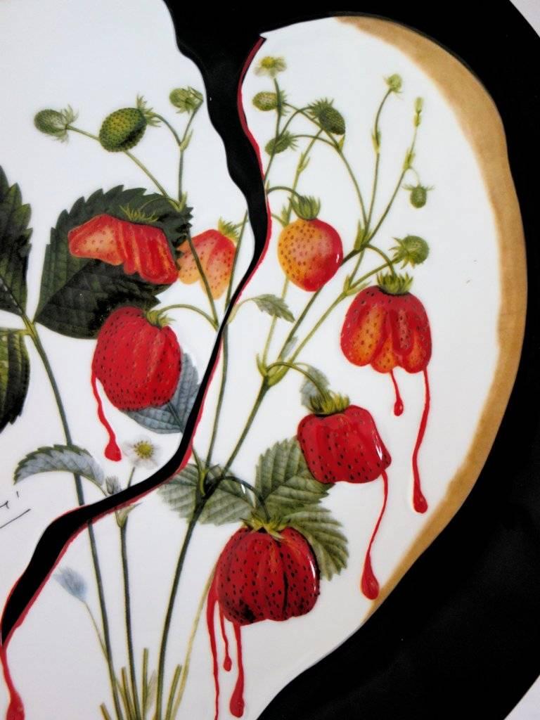 Flordali, Heart of Strawberries - Porcelain dish (Black finish) - Gray Figurative Sculpture by (after) Salvador Dali