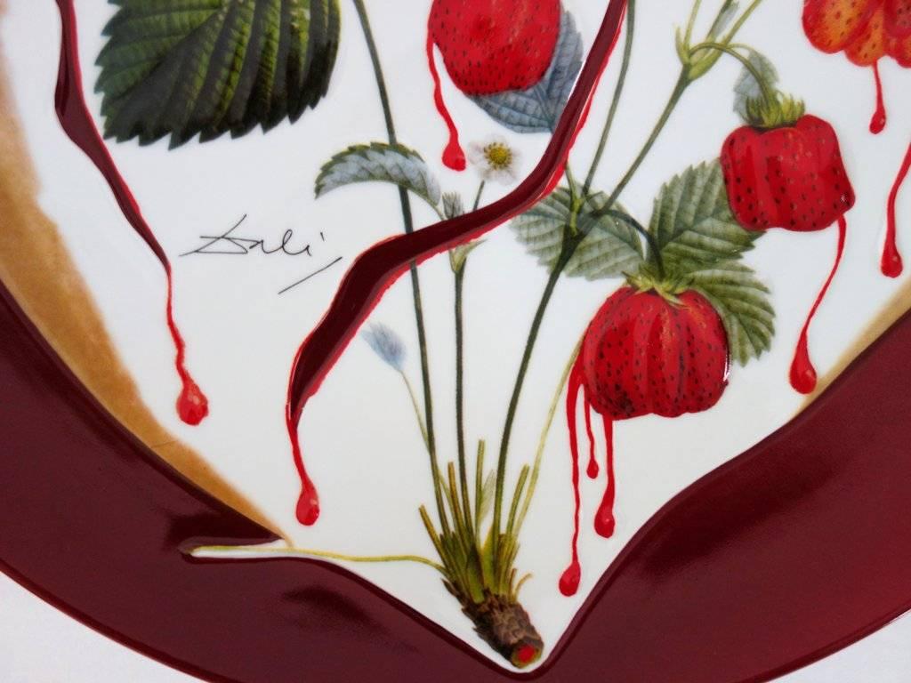 Salvador Dali (after)
Flordali : Cuore di fragole

Piatto alto in porcellana
Enterley realizzato a mano nel laboratorio Royal Limoges (maestro della porcellana dal 1798); finitura rosso Bordeaux.
Firmato nel modello
Edizione limitata di 1000 copie
