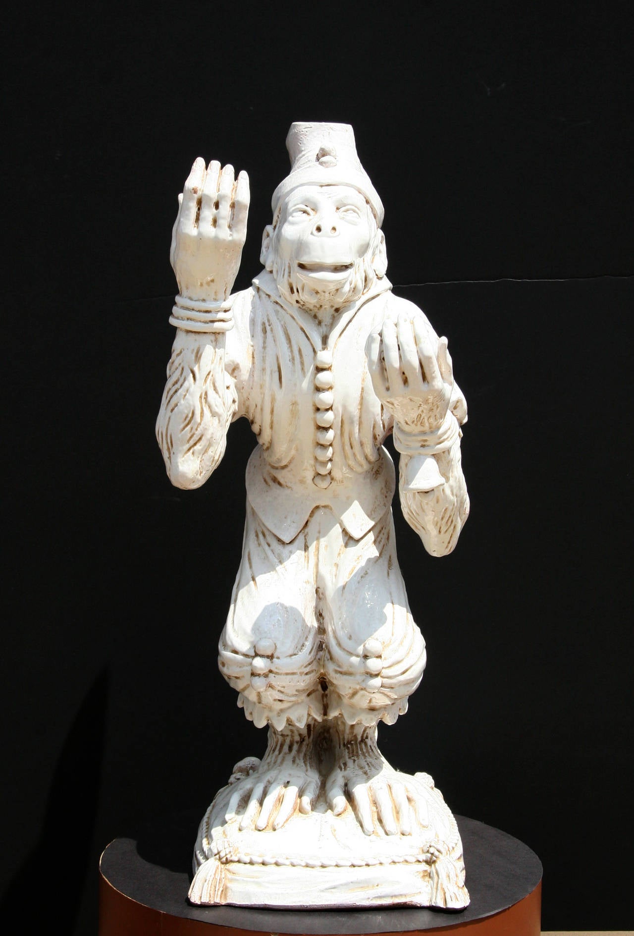 Monkey enjoué, sculpture en porcelaine