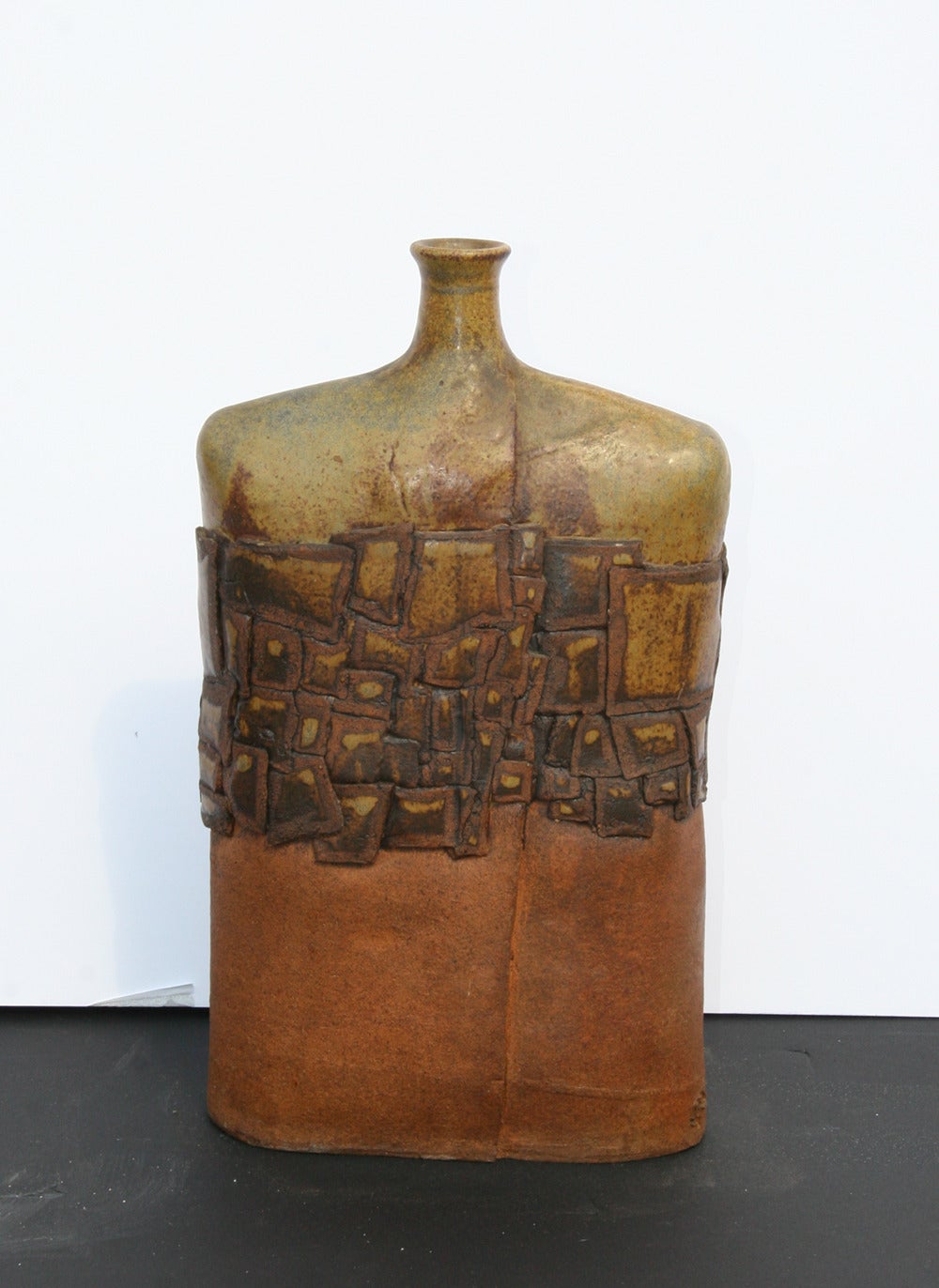 Unknown Still-Life Sculpture – Tablett Flask/Vase, einzigartige Keramik des Künstlers, um 1970