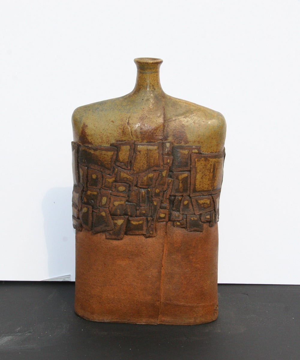 Tablett Flask/Vase, einzigartige Keramik des Künstlers, um 1970 – Sculpture von Unknown