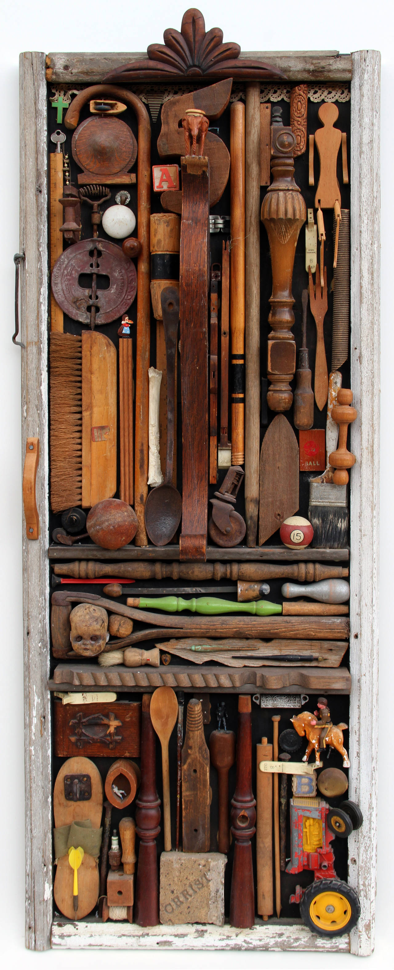 Die Wandskulptur Assemblage von Gertie Lowe aus dem Jahr 1978 ist ein abstraktes Konzept mit Alltagsgegenständen.  Gedämpfte, neutrale Töne werden mit leuchtenden Akzenten kontrastiert.  Verso signiert und datiert.

Künstlerin: Gertie Lowe,