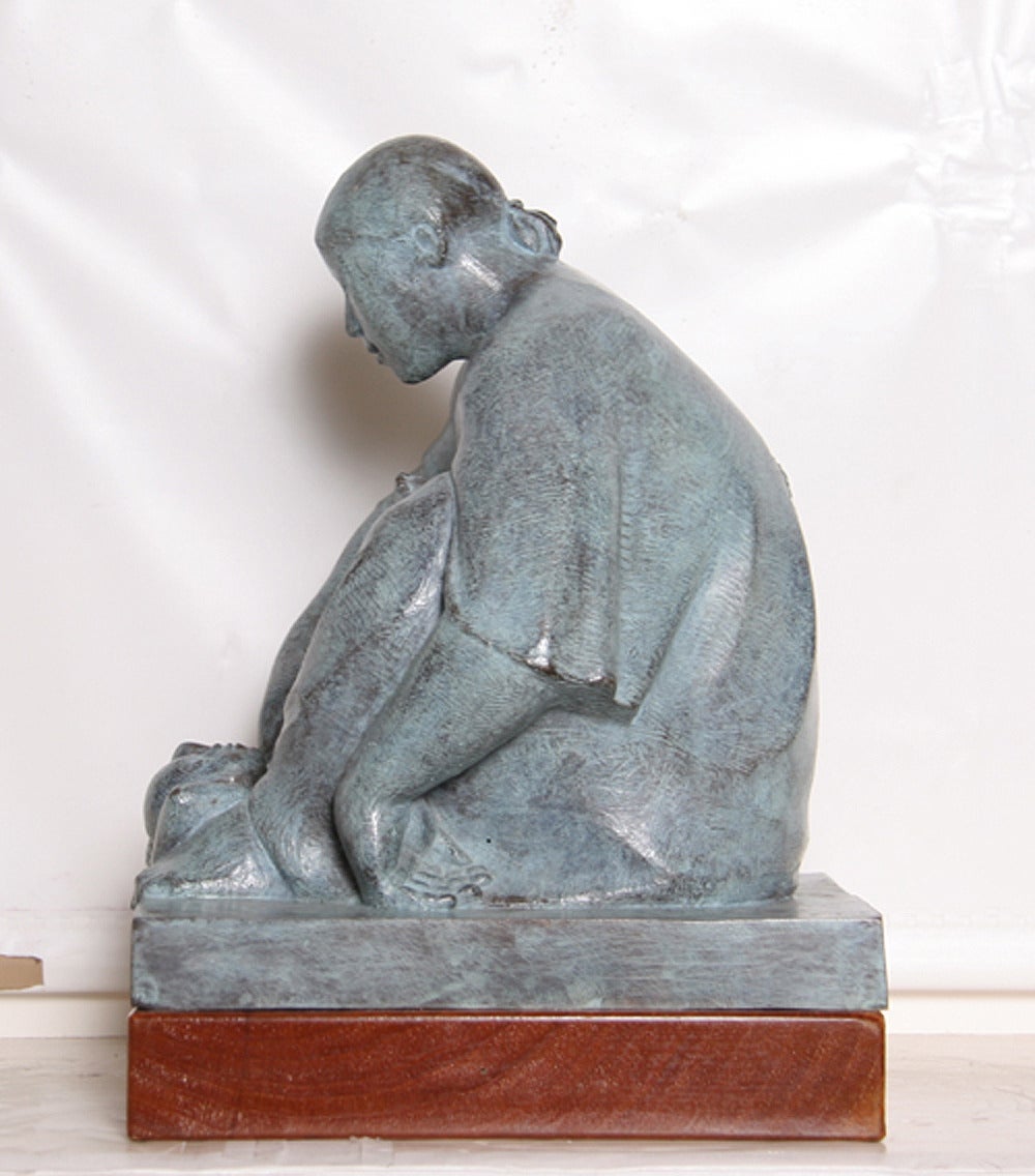 Mother with Child - Sculpture by José Guerrero