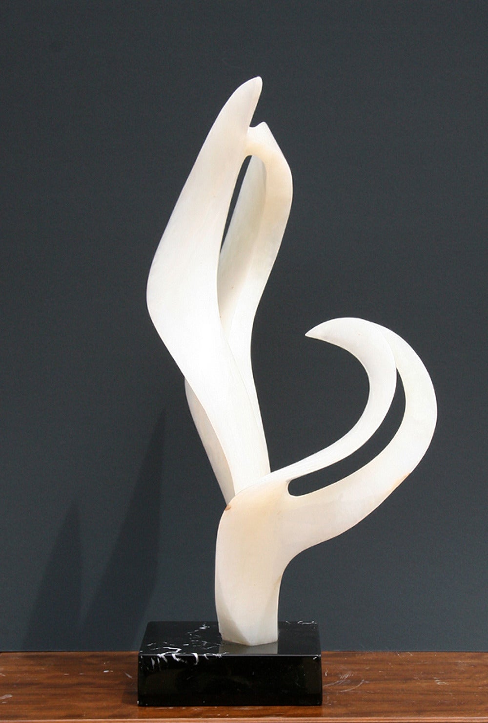 Form in the Wind - Contemporary Sculpture by Leonardo Nierman