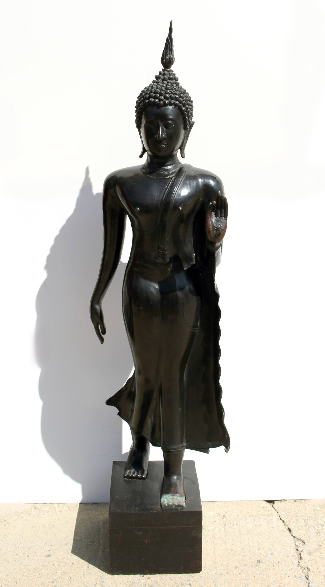 Figurative Sculpture Unknown - Lotus, sculpture thaïlandaise d'origine en bronze, début du XXe siècle